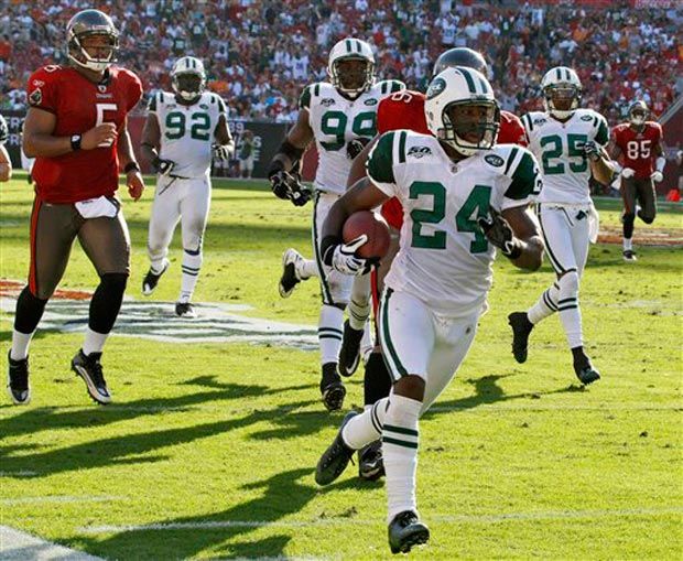 Darrell Revis scores a touchdown against the Bucaneers